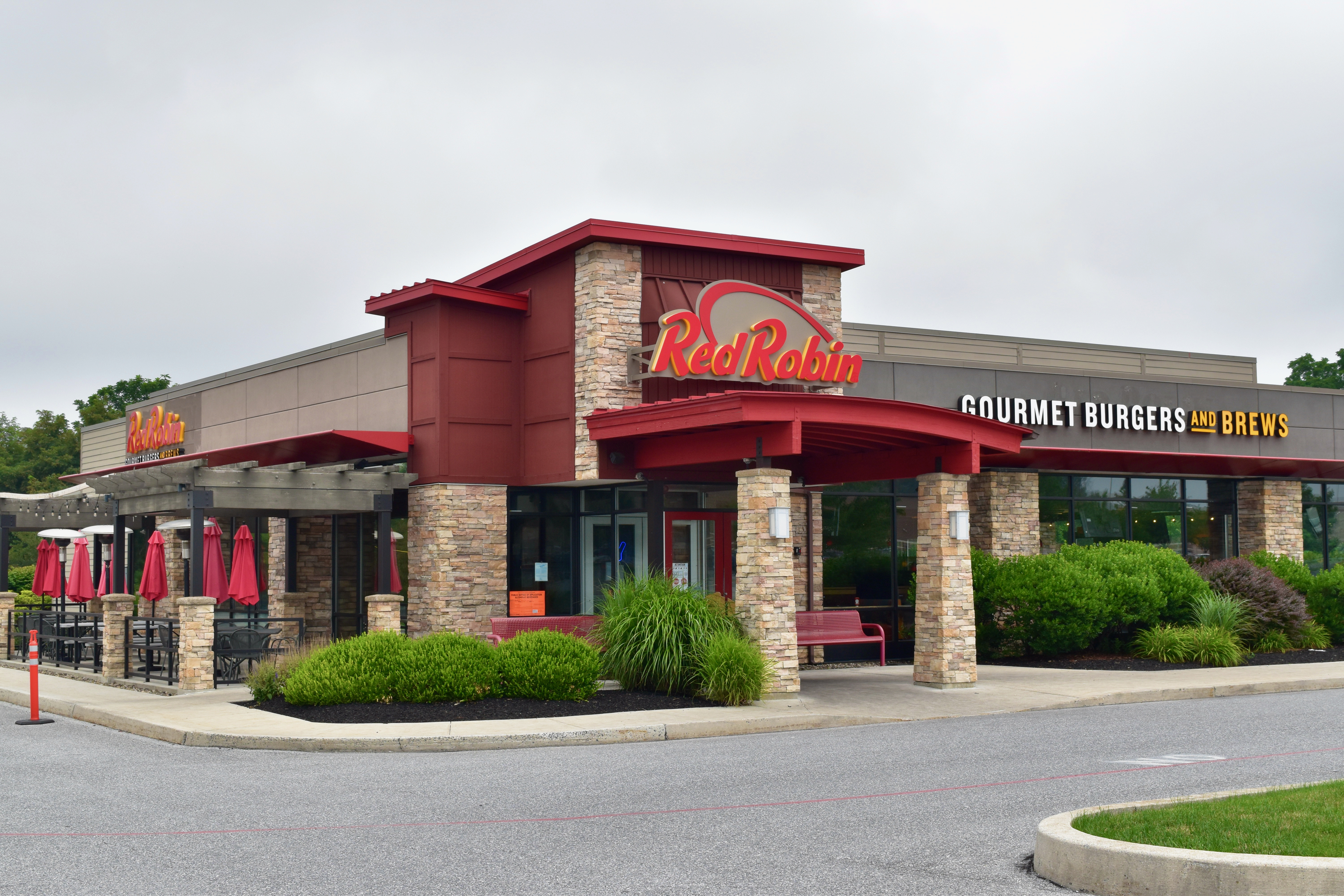 Exterior of the Red Robin Restaurant in Carlisle, PA