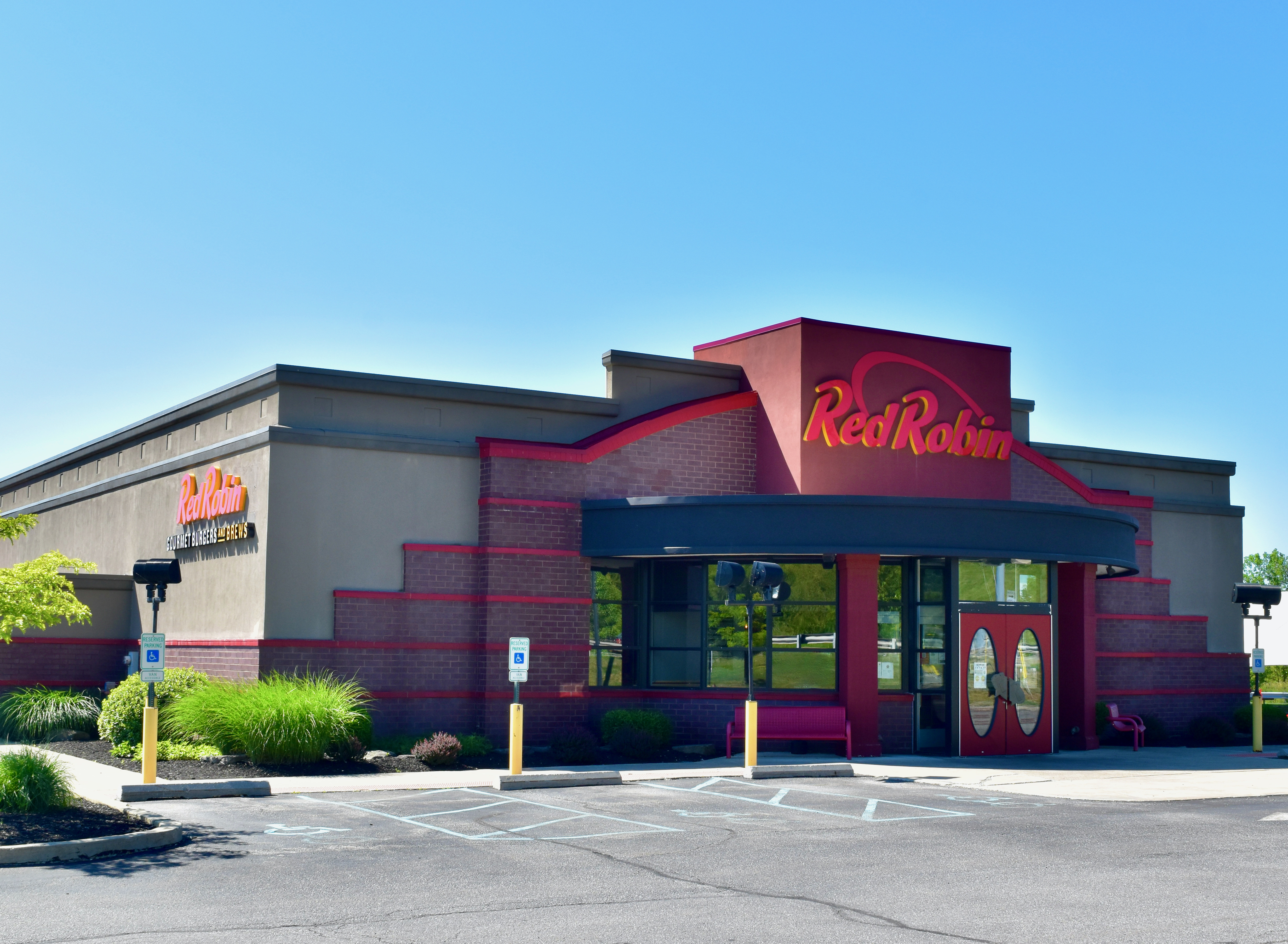 Exterior of the Red Robin Restaurant in Dickson City, PA