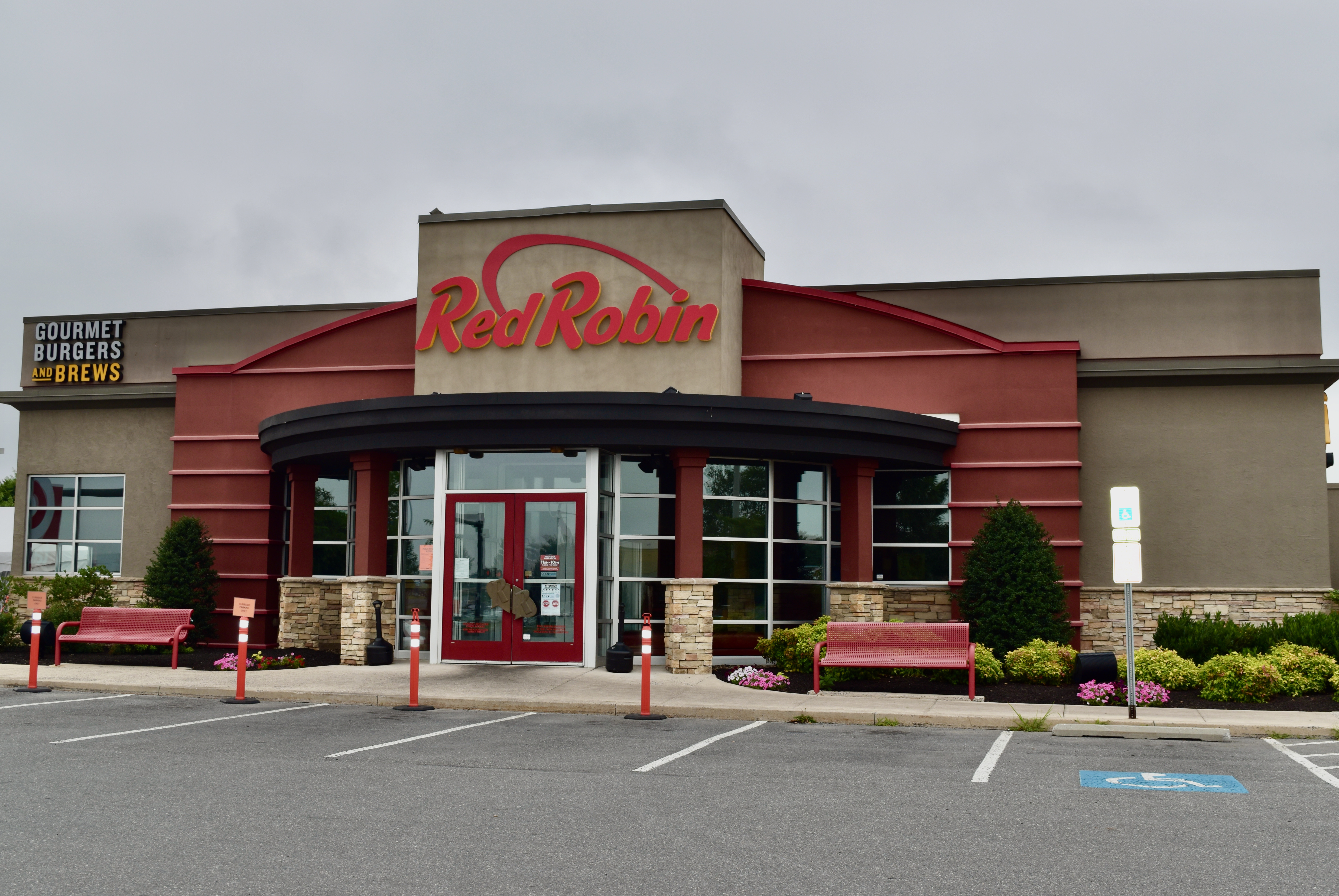 Exterior of the Red Robin Restaurant in Chambersburg, PA