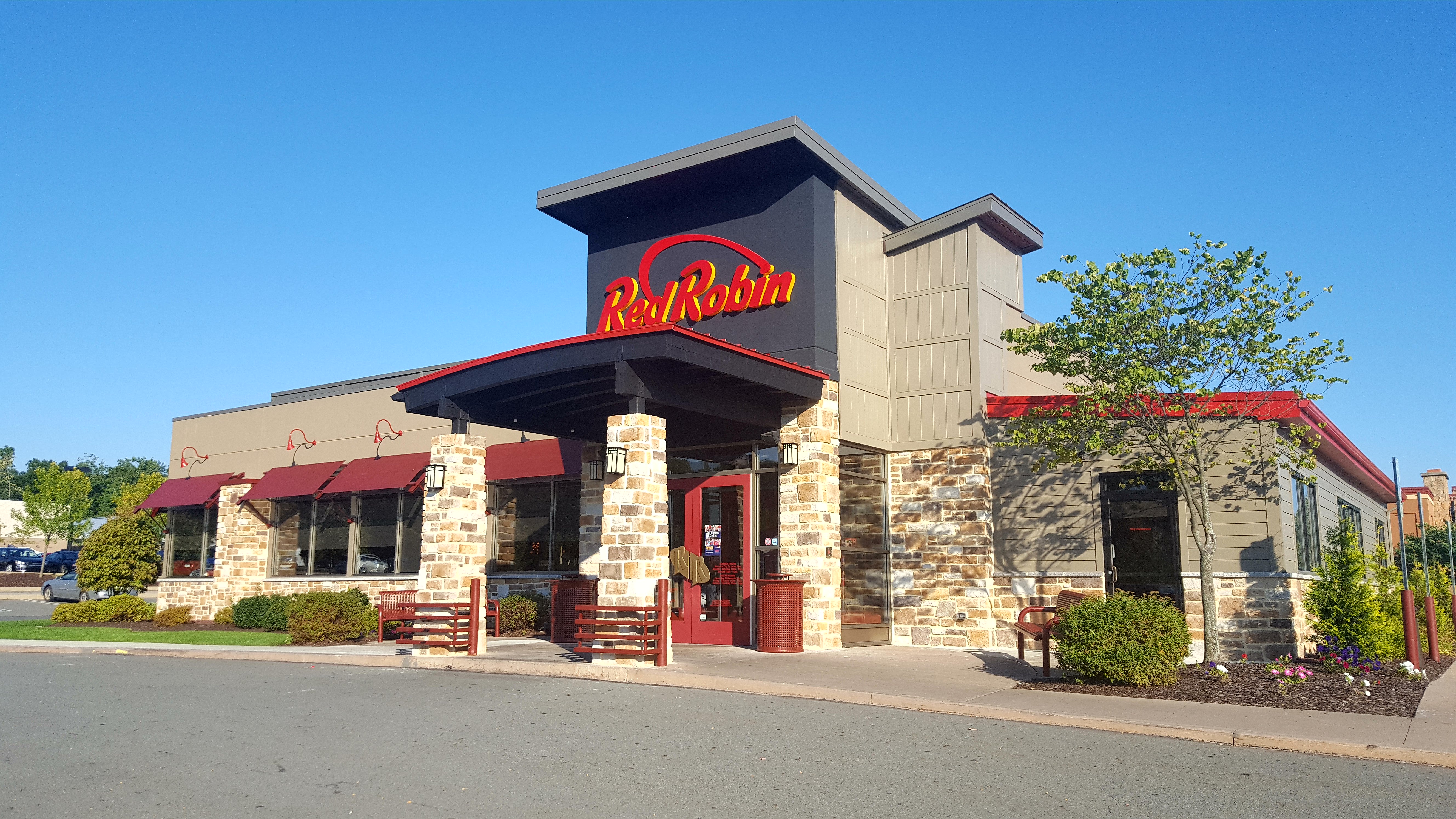 Image of the exterior of the Stroudsburg Red Robin location