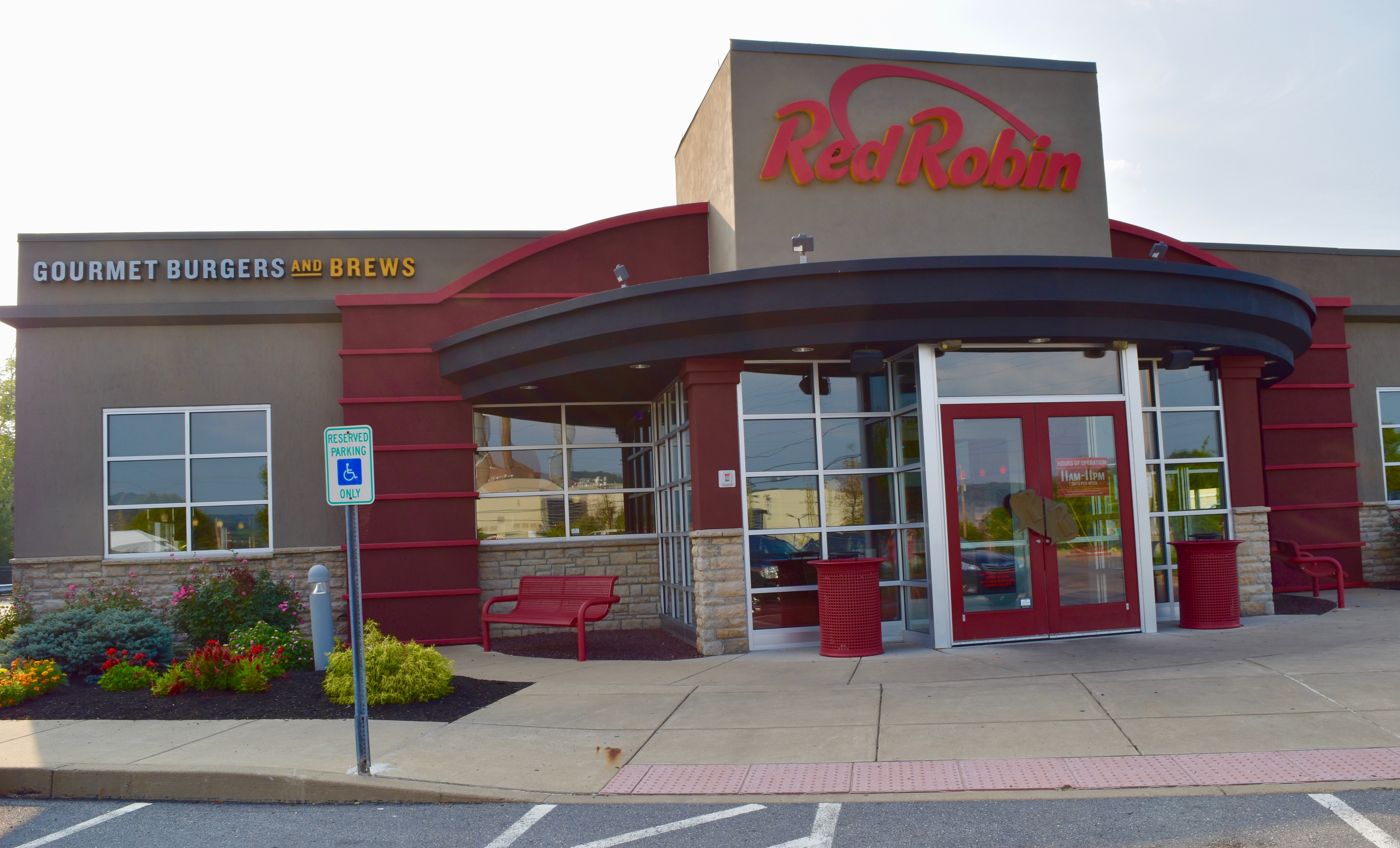 Exterior of the Red Robin Restaurant in Selinsgrove, PA