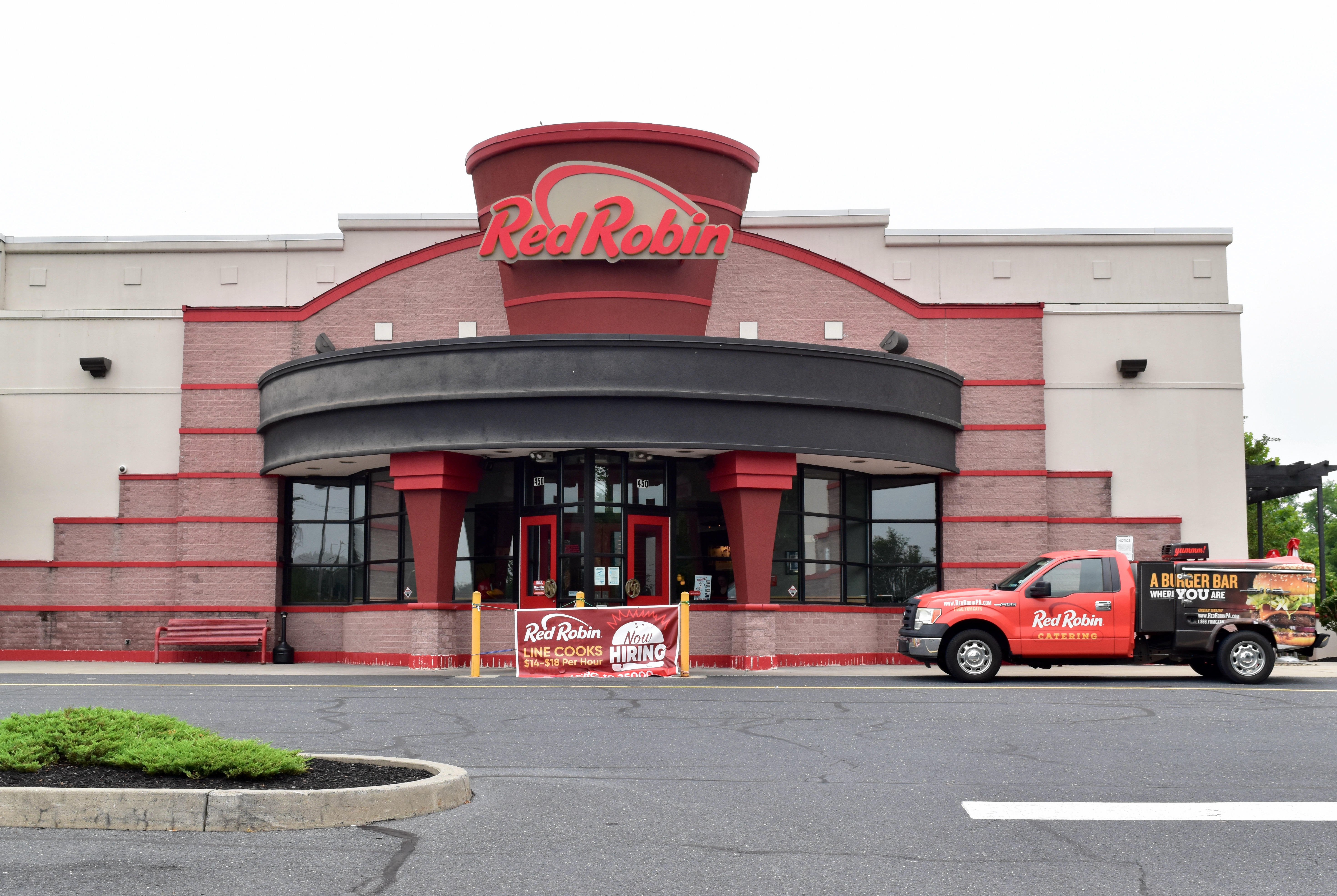 Exterior of the Silver Springs Red Robin in Mechanicsburg, PA