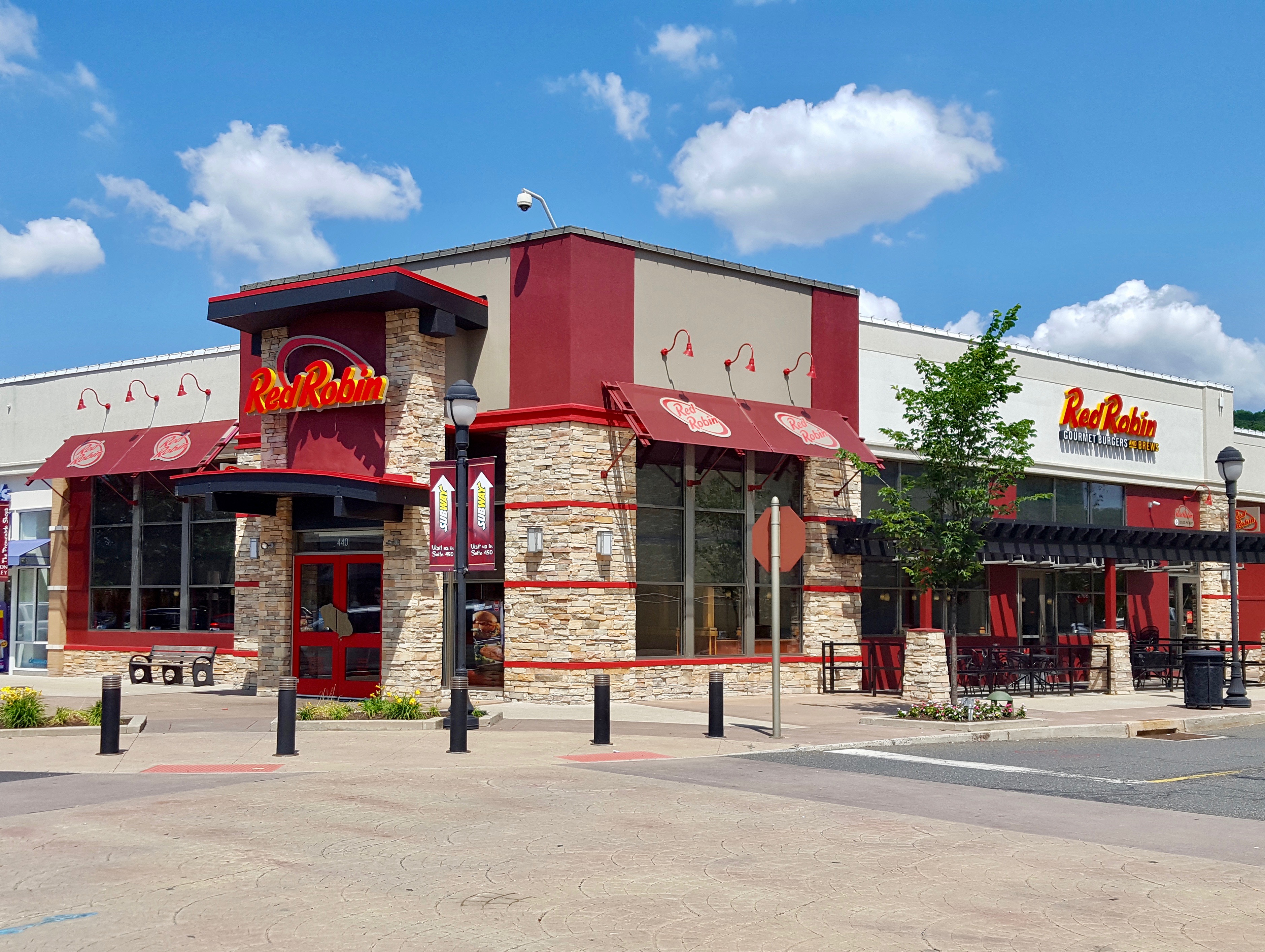 Image of the Exterior of the Saucon Valley Red Robin location