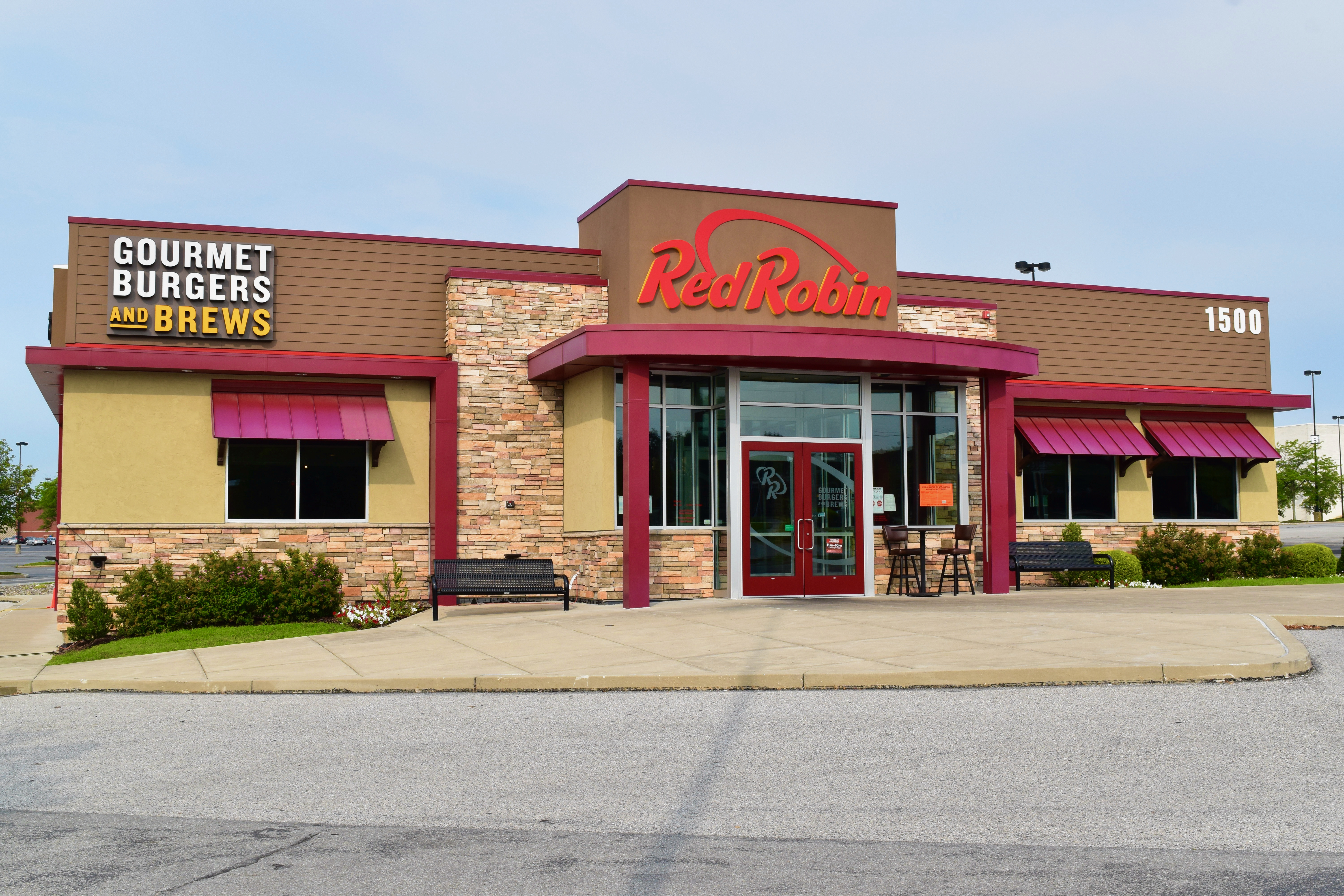 Exterior of the Red Robin Restaurant in York, PA